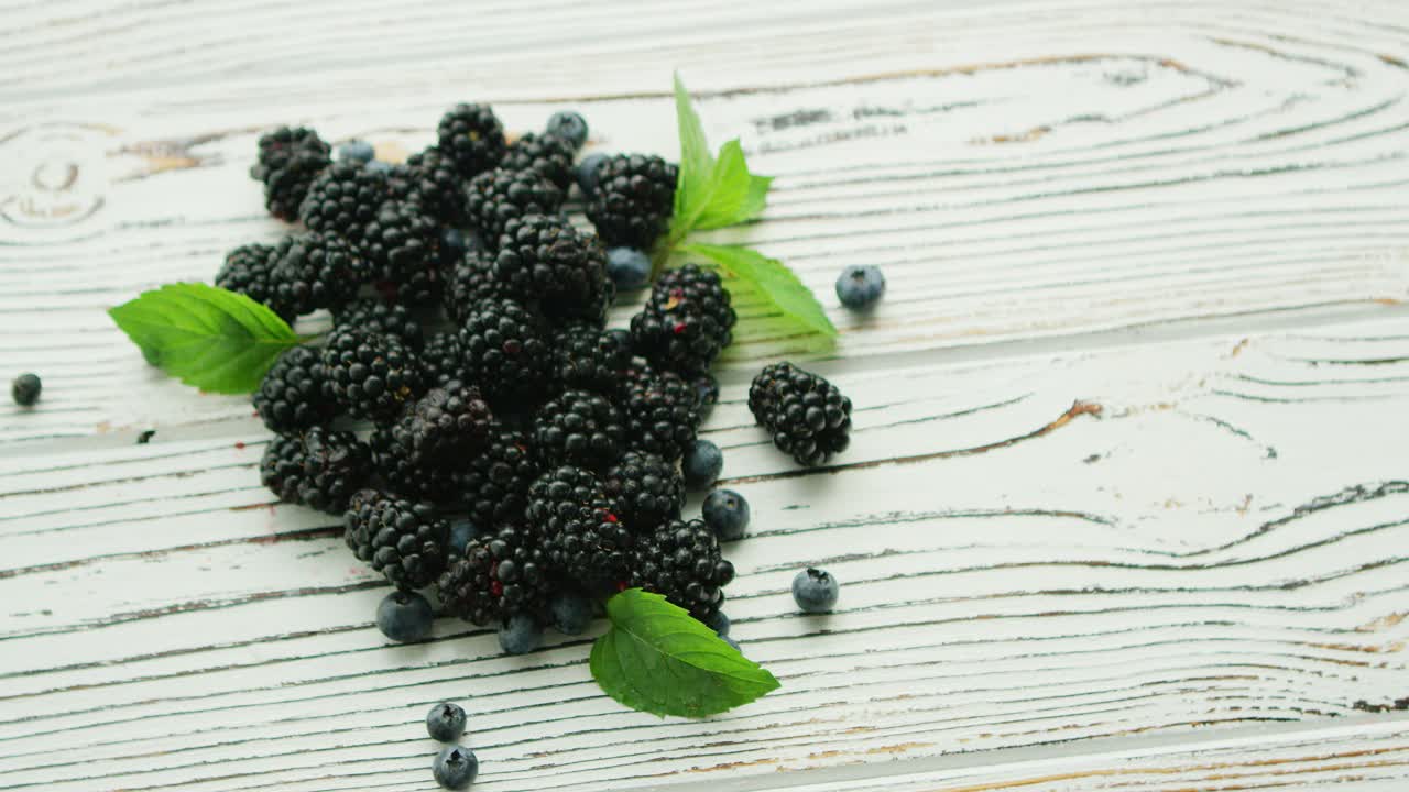 민트 잎이 있는 블랙베리 더미