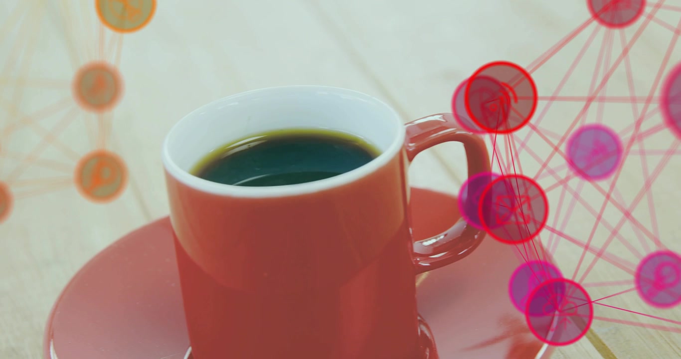 La telecamera, all'avvio, zooma su una tazza di caffè rossa, mentre le icone di rete pulsano per indicare la connettività.