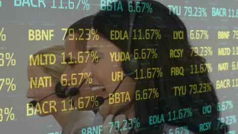 animación del procesamiento de datos sobre personas de negocios que usan auriculares telefónicos