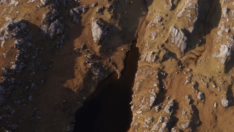disparo de drones de alto vuelo de la playa de arrecife en uig, isla de lewis en las hébridas exteriores de escocia