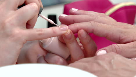 una mujer haciendo una manicura.