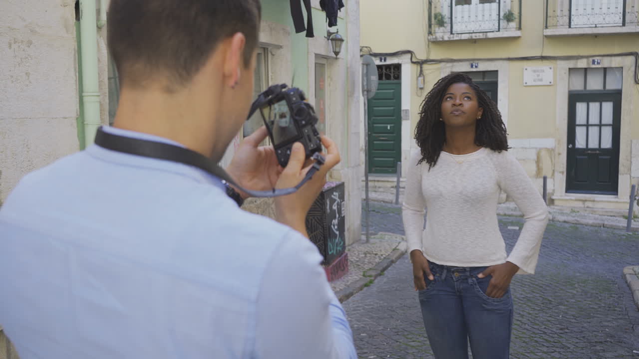 Donna afroamericana sorridente con i dreadlocks in posa per una foto