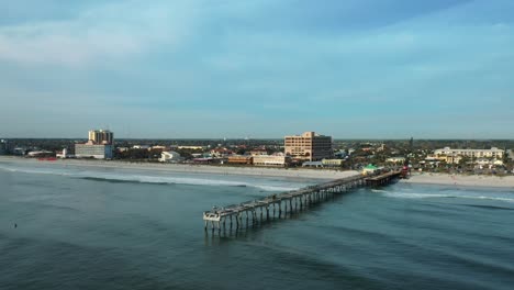 Vista-Aérea-Del-Muelle-Y-La-Costa-De-Jacksonville-Beach-En-Florida,-Ee.uu.