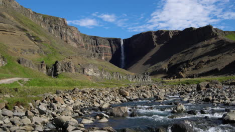 wunderschöner hengifoss-wasserfall im osten islands.