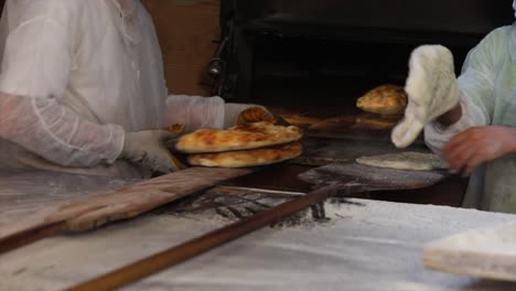 Bäcker-Nehmen-Ramadan-Pita-Aus-Dem-Ofen-Und-Ramadan-Pita-Mit-Sesambelag