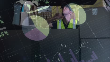 animación del procesamiento de datos sobre el hombre empacando cajas en el coche