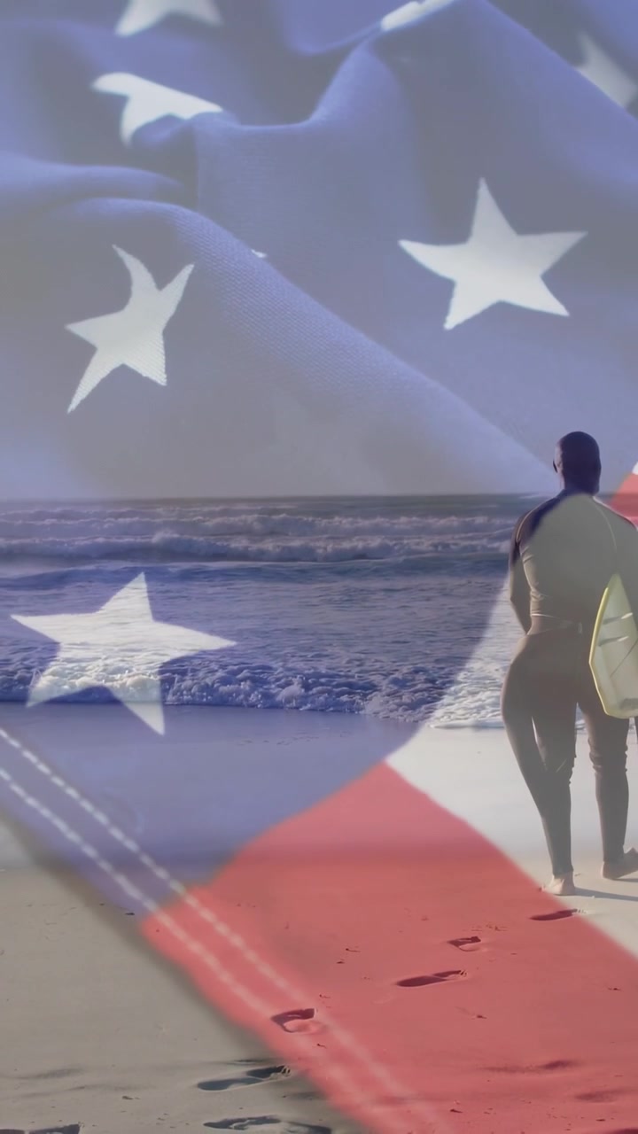 Video verticale: Surfista che cammina verso il mare con la tavola, lasciando una scia, mentre una sovrapposizione di bandiera si alza su di lui.