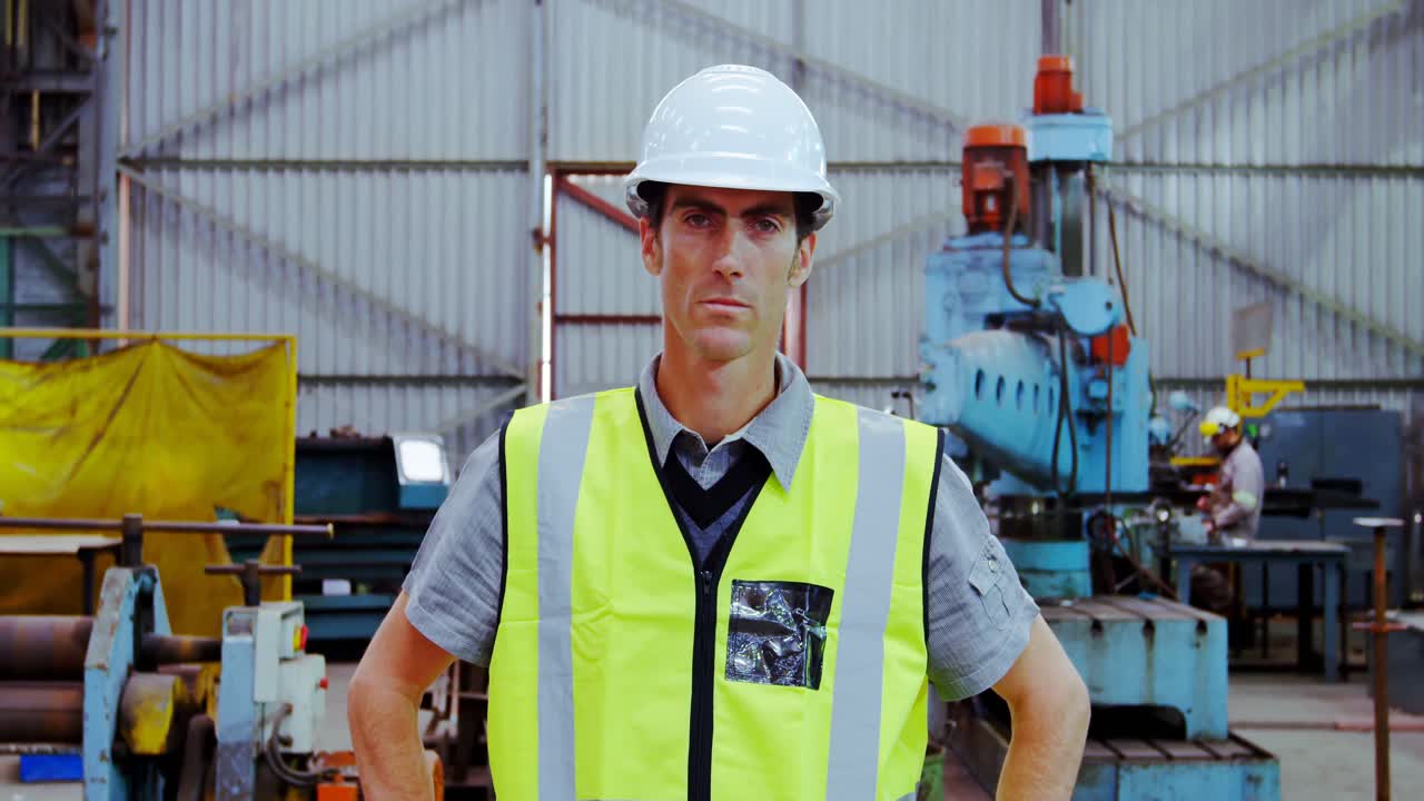 ingeniero masculino de pie con las manos en las caderas 4k