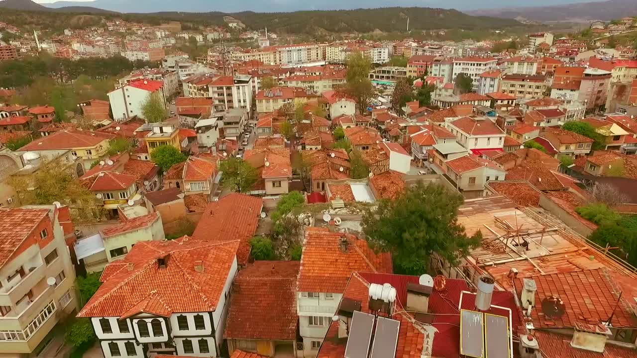 vista aérea de la pequeña ciudad