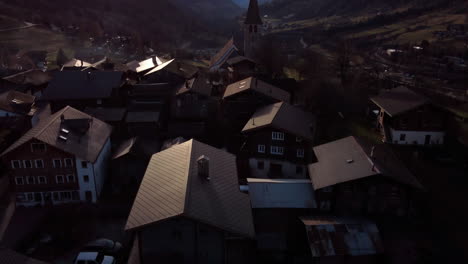 largo vuelo sobre el valle de montaña y casas rurales de ernen