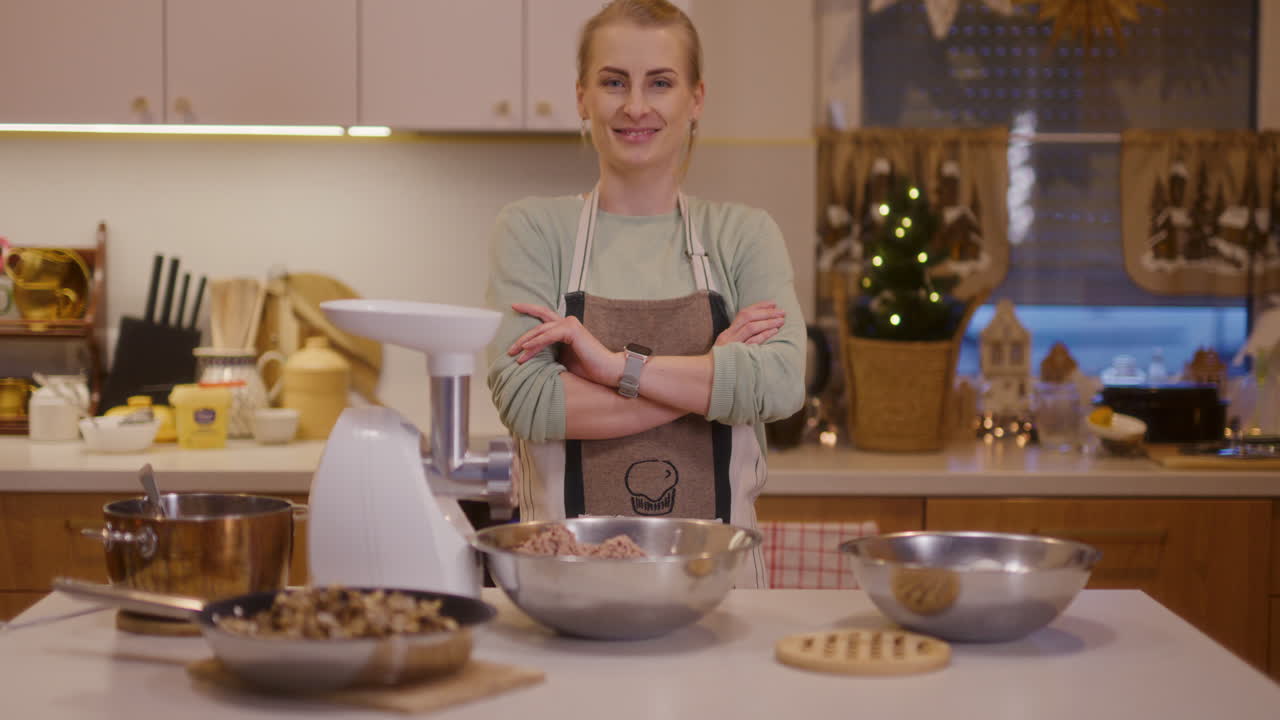 mujer satisfecha en el fondo de la cocina mientras trabaja sonriendo y feliz
