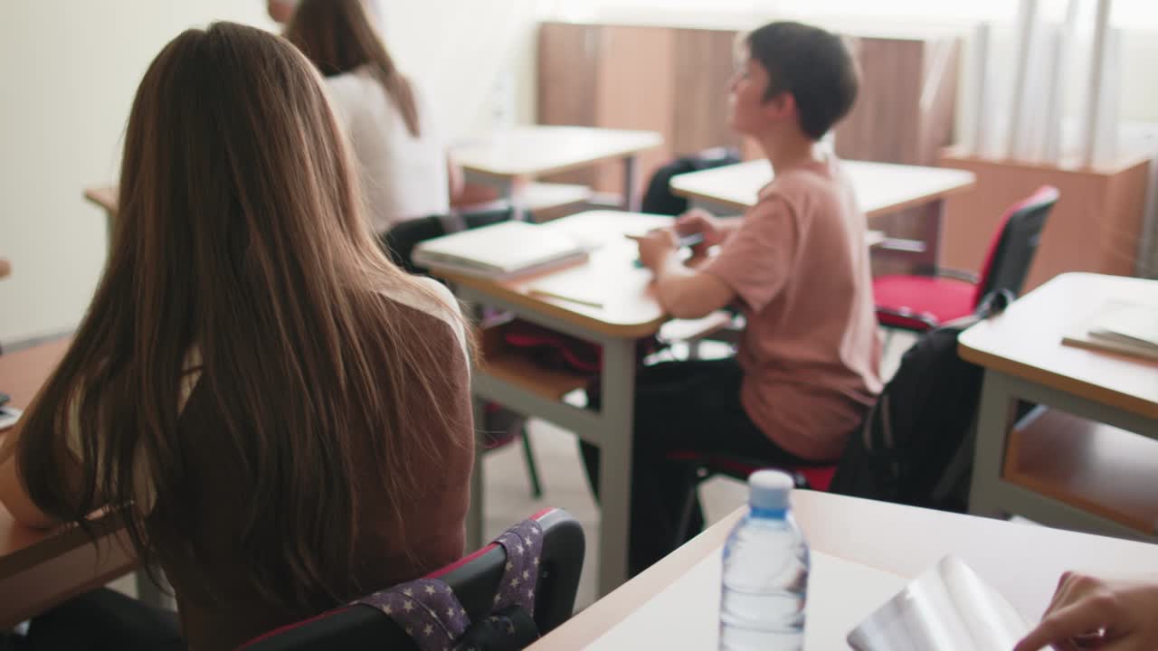 alumnos en clase en la escuela haciendo tareas matemáticas en la pizarra