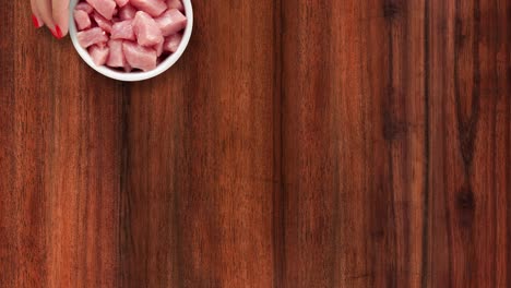 ofreciendo carne de cerdo cruda en cubitos