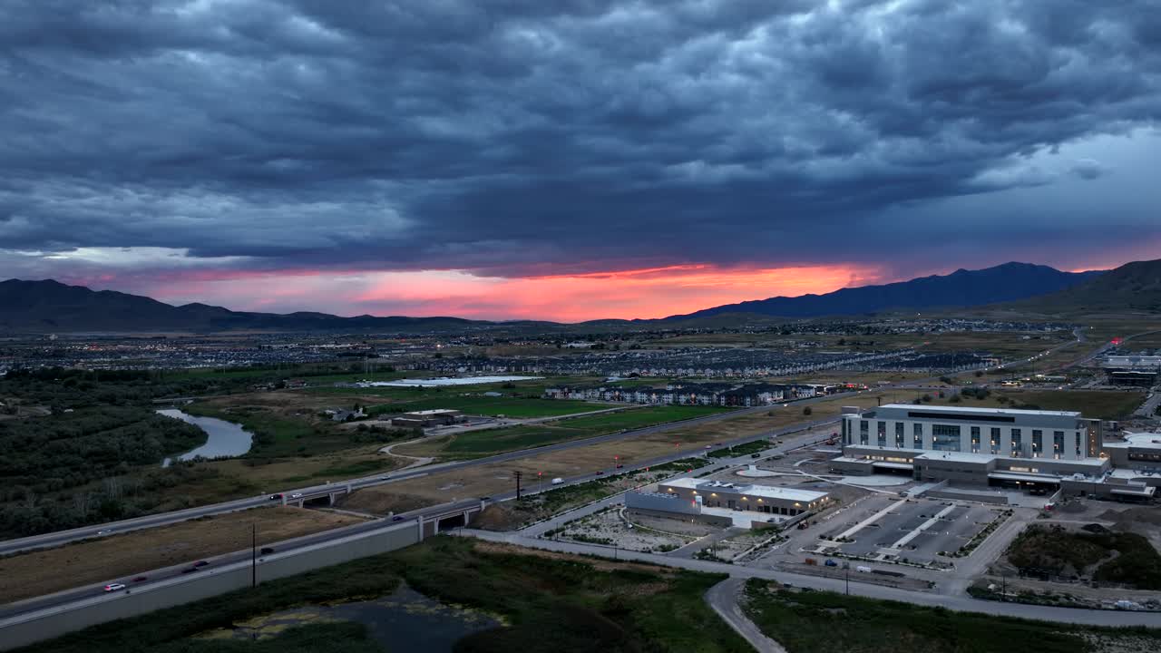 un horizonte colorido al final de un día en los suburbios - pullback sobrevuelo aéreo