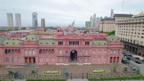 Antena-De-La-Casa-Rosada-Volando-Hacia-Adelante,-La-Casa-Rosada-Presidencial-Y-La-Bandera