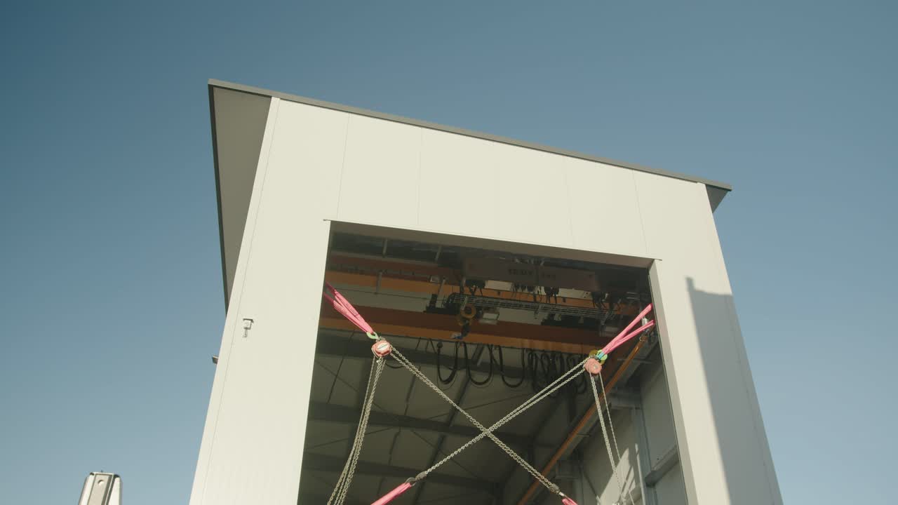 equipo de grúa de elevación profesional en barco de almacén