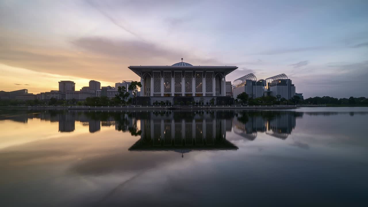 푸트라자야 모스크에서 해가 뜨고