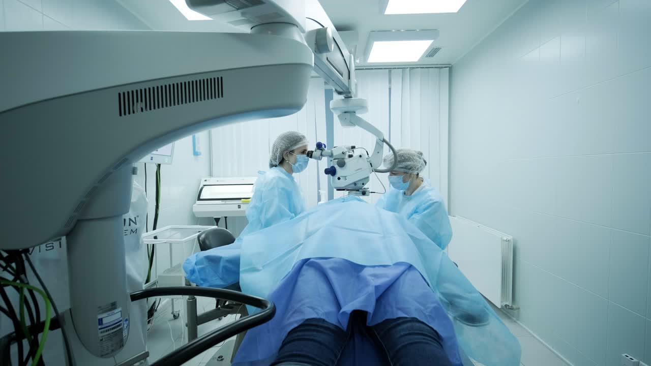 operación de cirugía plástica de blefaroplastia, centrada en el rejuvenecimiento y la modificación de la región del ojo.