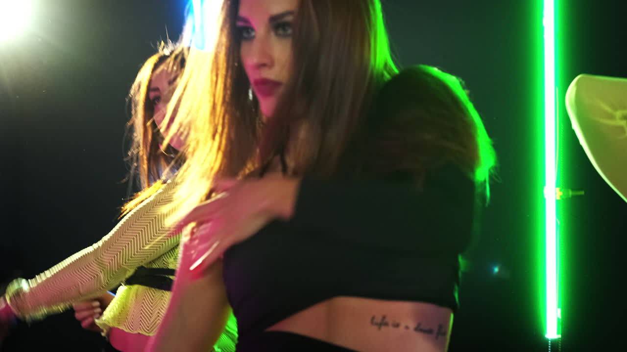 네온 불빛 아래 춤추는 여성들