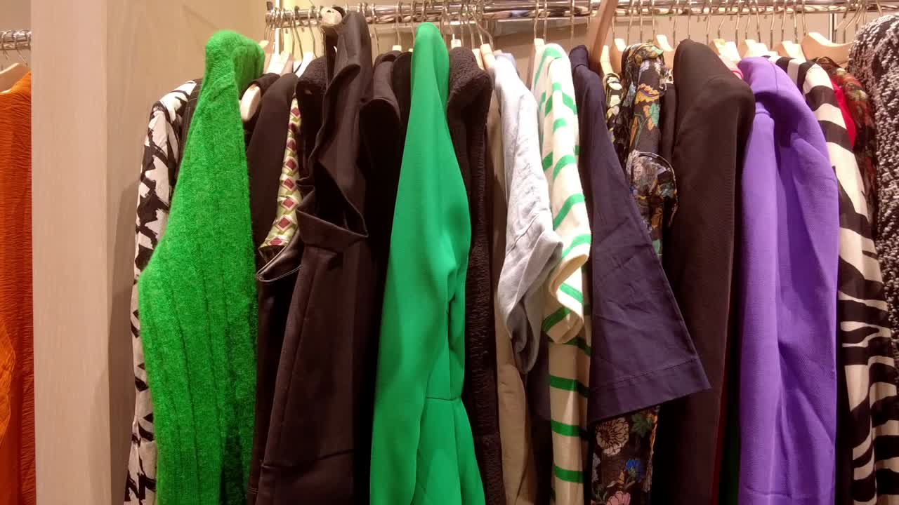 판매를 위한 많은 여성 의류 디스플레이 클로즈업