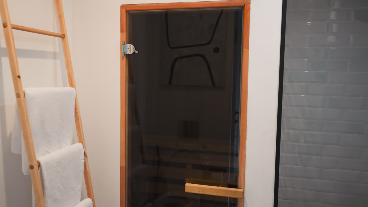 baño con ducha en hotel glamping. elementos decorativos del apartamento y habitación equipada para procedimientos diarios. vacaciones en viviendas de alquiler