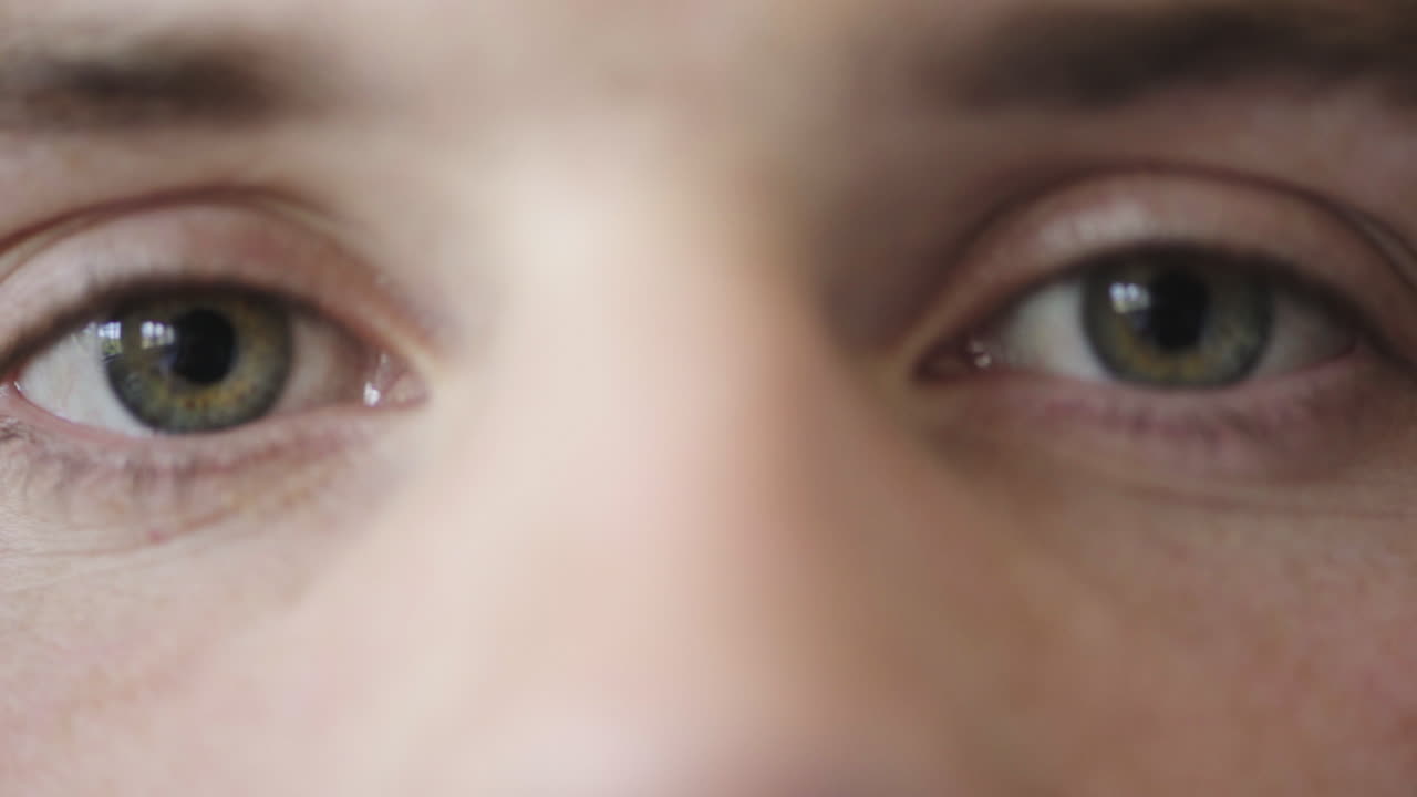 ojos verdes, macro y hombre con enfoque