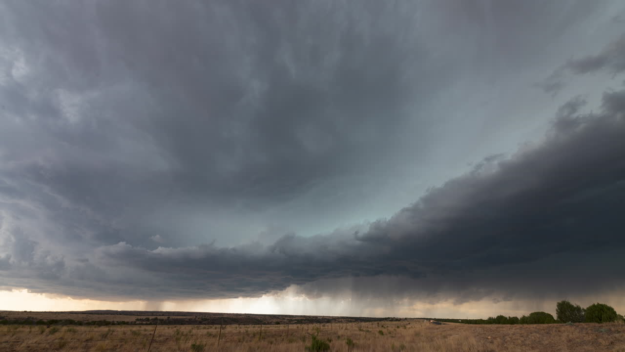 cortinas de lluvia en las montañas de nuevo méxico