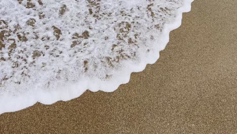 una vista de las olas del océano