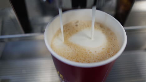 Cámara-Lenta-Cerca-De-La-Máquina-De-Café-Vertiendo-Un-Capuchino-En-La-Taza