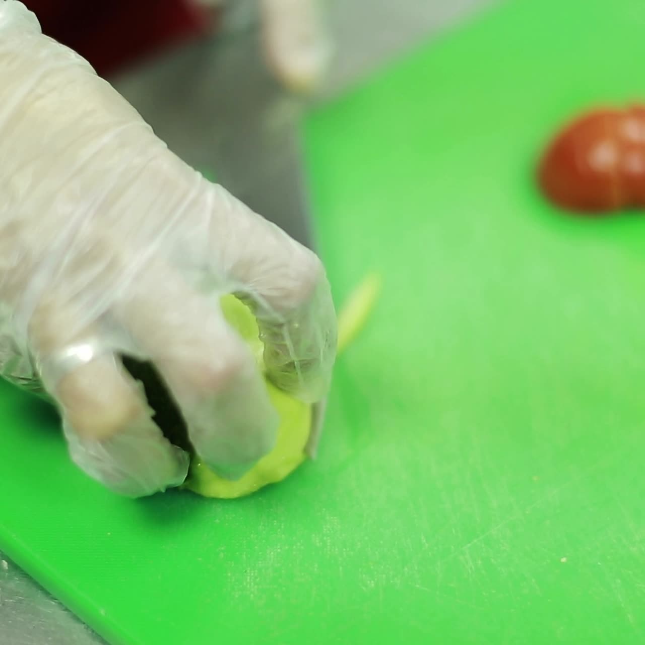 las manos del chef cortando frutas.