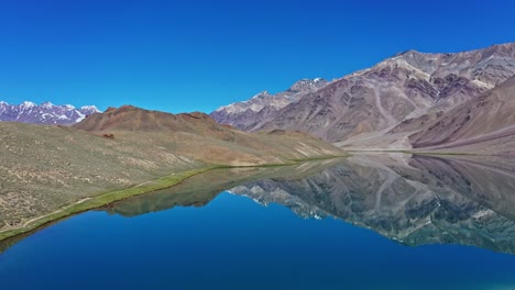 Toma-Aérea-En-Movimiento-Hacia-Adelante-Del-Lago-Chandratal,-Valle-Spiti