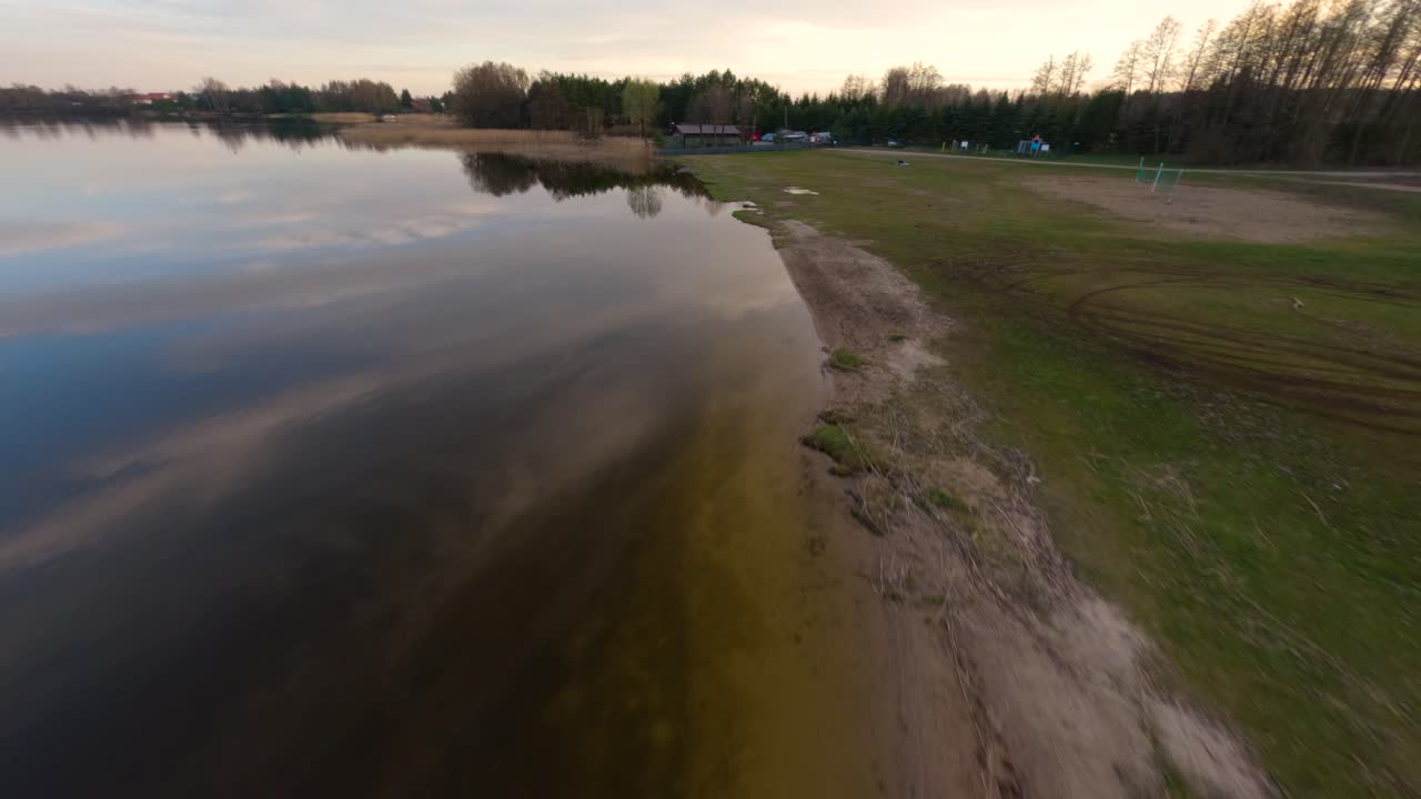 drone volando alrededor del lago elk en mazury, polonia al atardecer
