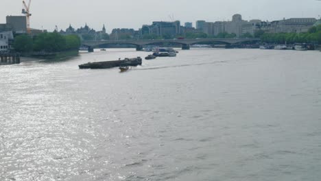 A-boat-racing-on-the-large-river-Thames