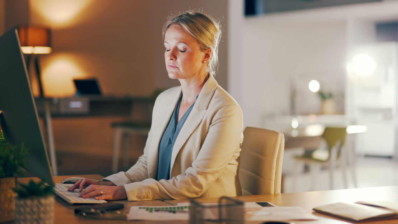 Forretningskvinde, dokumenter og computer om natten