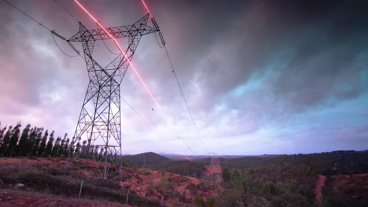 rayos brillantes de energía roja vuelan a través de las cuerdas de las torres eléctricas