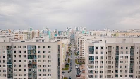 vista aérea de modernos edificios de apartamentos en una ciudad