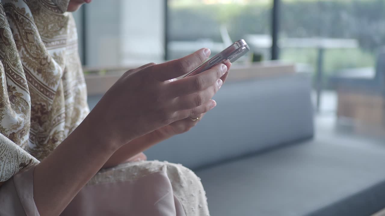 스마트 폰을 사용하는 여성