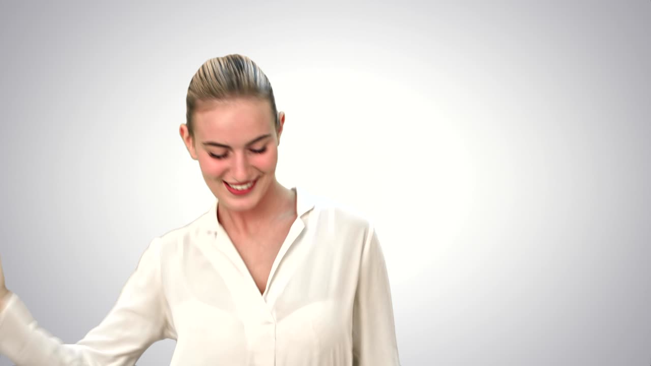 joven mujer de negocios bailando sobre un fondo blanco