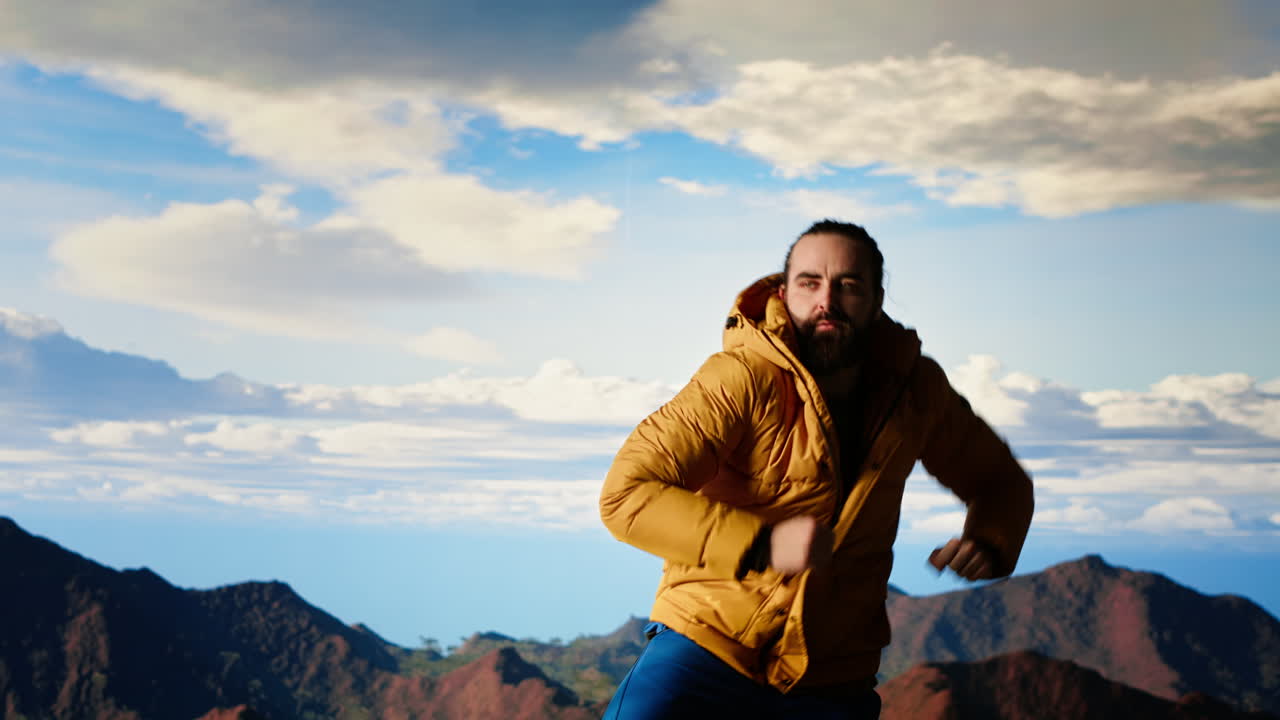 el viajero alcanza nuevas alturas y hace una danza de victoria en la cima de la montaña.