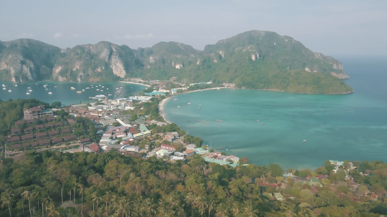 imágenes de drones del pueblo de tonsai y las playas de las islas phi phi de tailandia