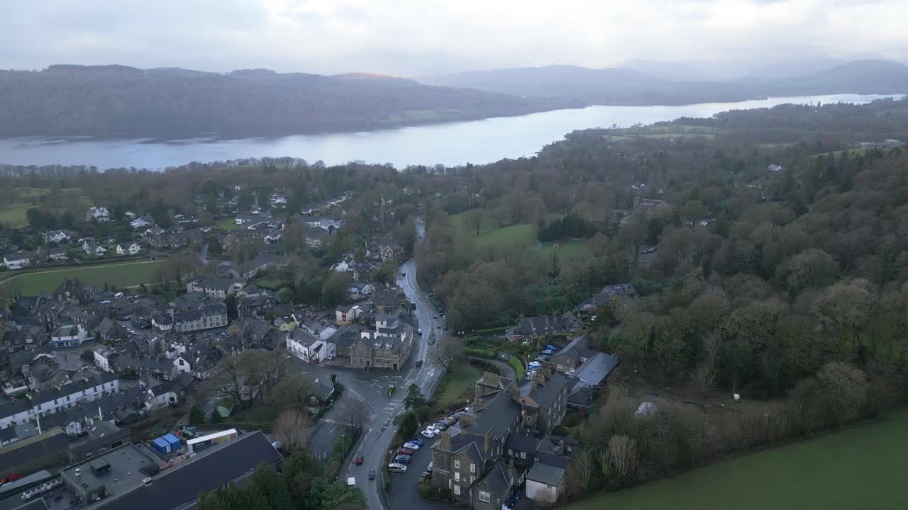 ciudad de windermere en la orilla del lago en cumbria, distrito de los lagos, inglaterra