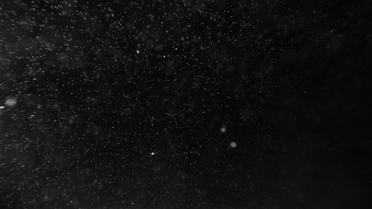 푸실리 파스타가 물에 떨어집니다.