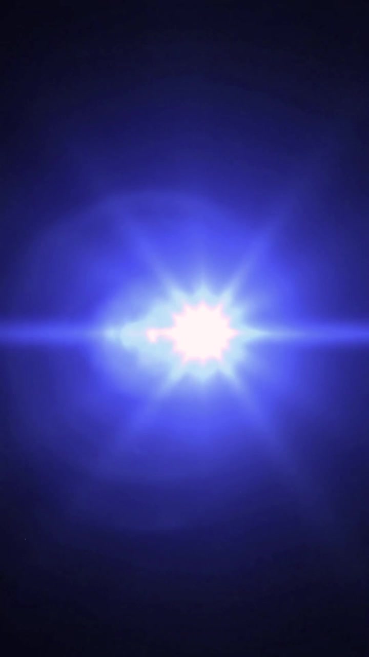 Bagliore blu brillante dell'obiettivo che si muove su sfondo scuro