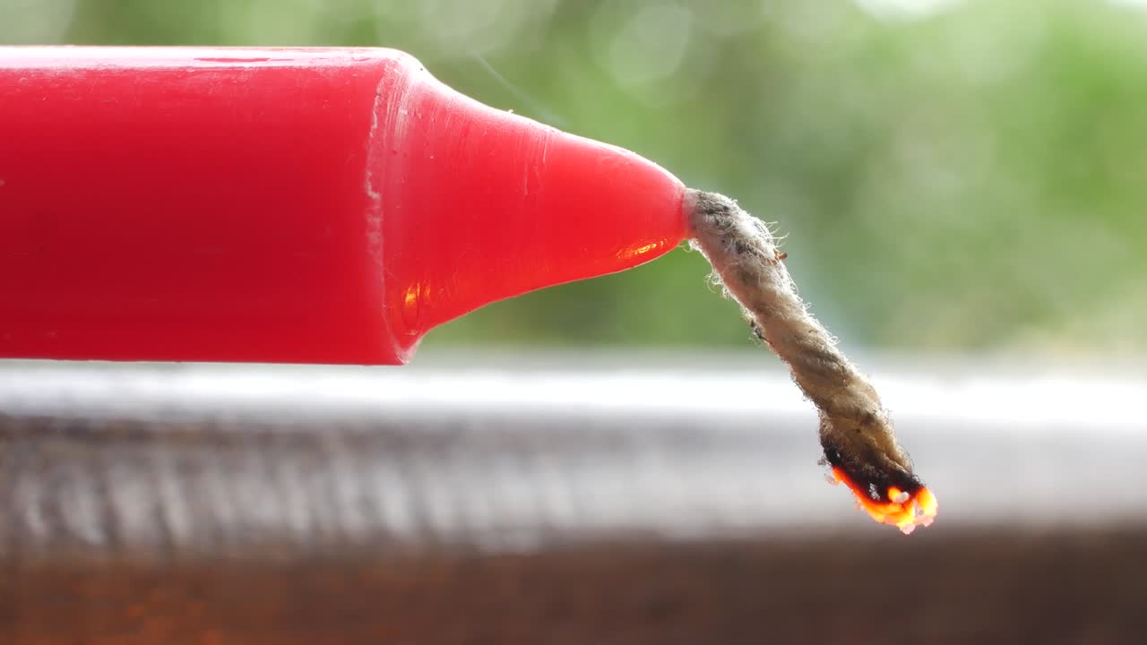 커피 메이커의 빨간색 전원 버튼을 켜고 끄십시오.