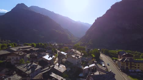 pueblo de los alpes italianos en un día soleado, vista aérea de drones con movimiento izquierdo