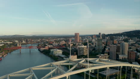 Toma-Aérea-Dando-Vueltas-Sobre-Banderas-Americanas-En-Un-Puente-Portland-Oregon