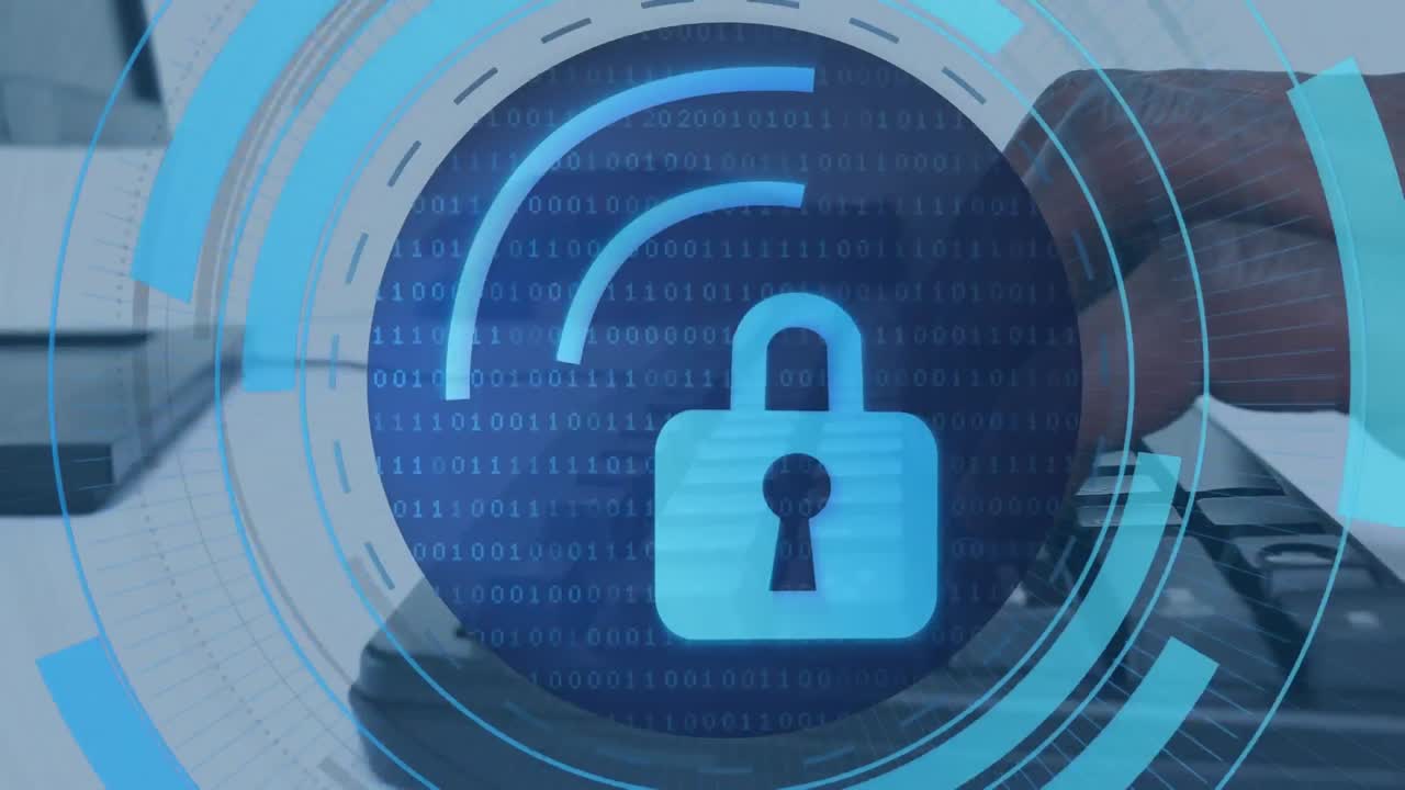 animación de un candado digital sobre las manos de un hombre afroamericano escribiendo en una computadora portátil.