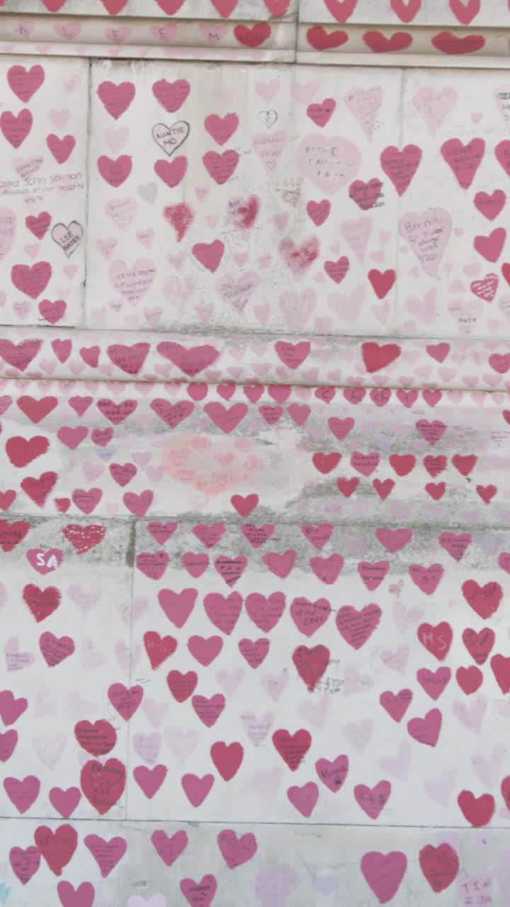 영국 런던의 국립 코로나19 기념 벽의 수직 영상