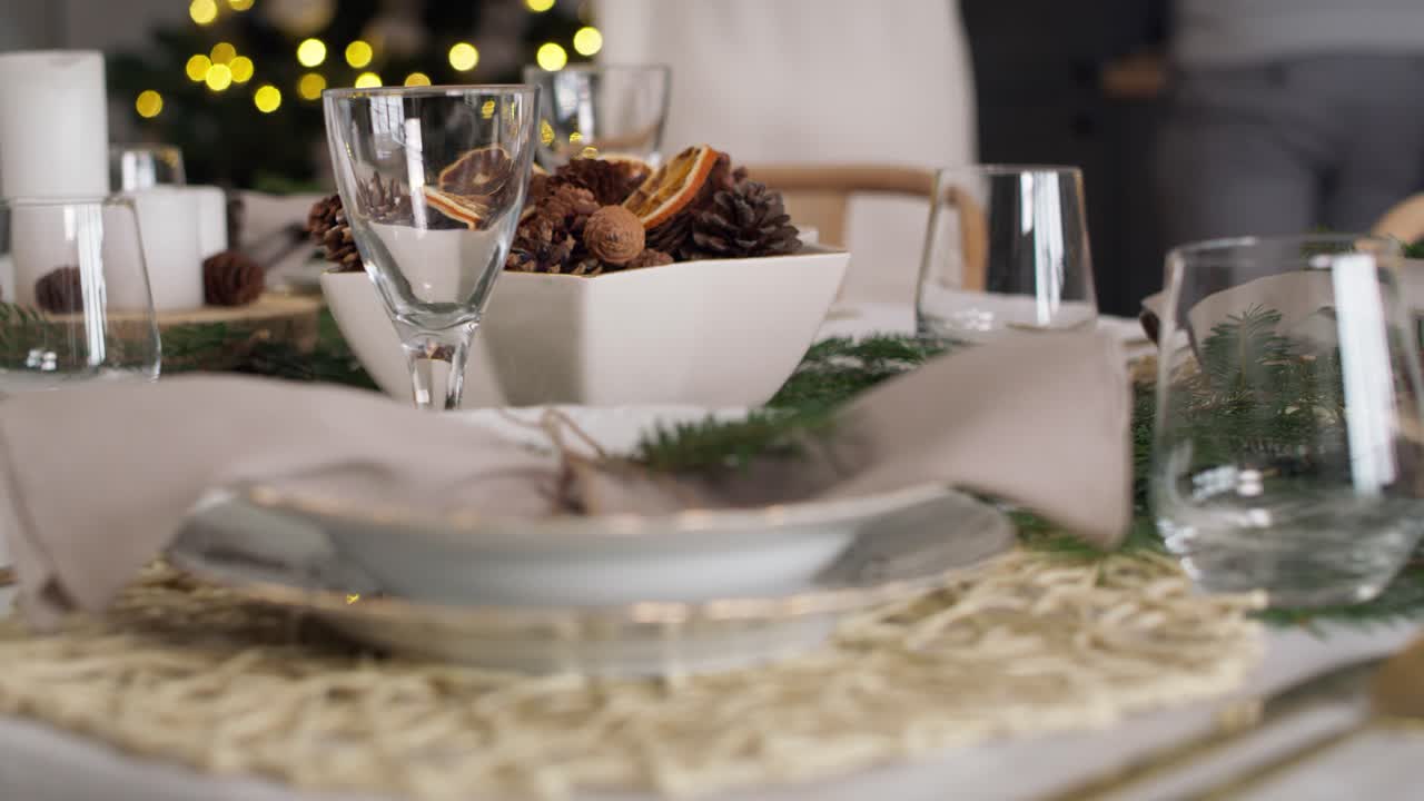 mesa de comedor lista para la víspera de navidad