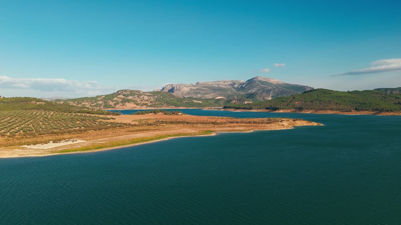 Ampia vista lago con montagne e acqua azzurra.